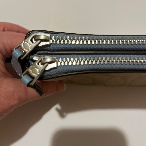 Authentic Coach Light Khaki & Baby Blue Signature Double Zip Spacious Wristlet - Picture 3 of 14